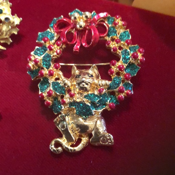 Vintage Christmas pin bundle and wreath post earring set. - Picture 3 of 9